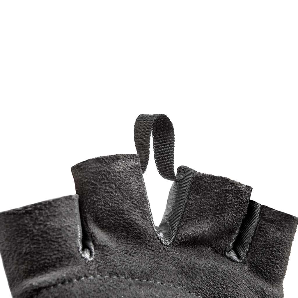 adidas fitness adjustable gloves include a ring pull between fingers ensuring you are able to remove quickly and easily during your workout and between reps and sets.