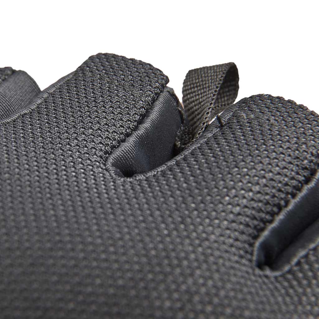 adidas adjustable gloves have an easy to use ring pull to helo secure the gloves and allowing for easy removal between sets.