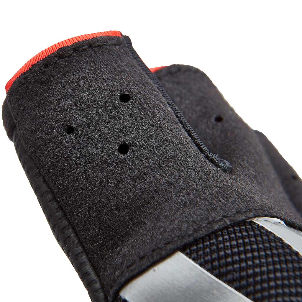 The adidas fingerless gloves have built in ventilation to ensure your hands are kept sweat free throughout even the toughest of workouts.